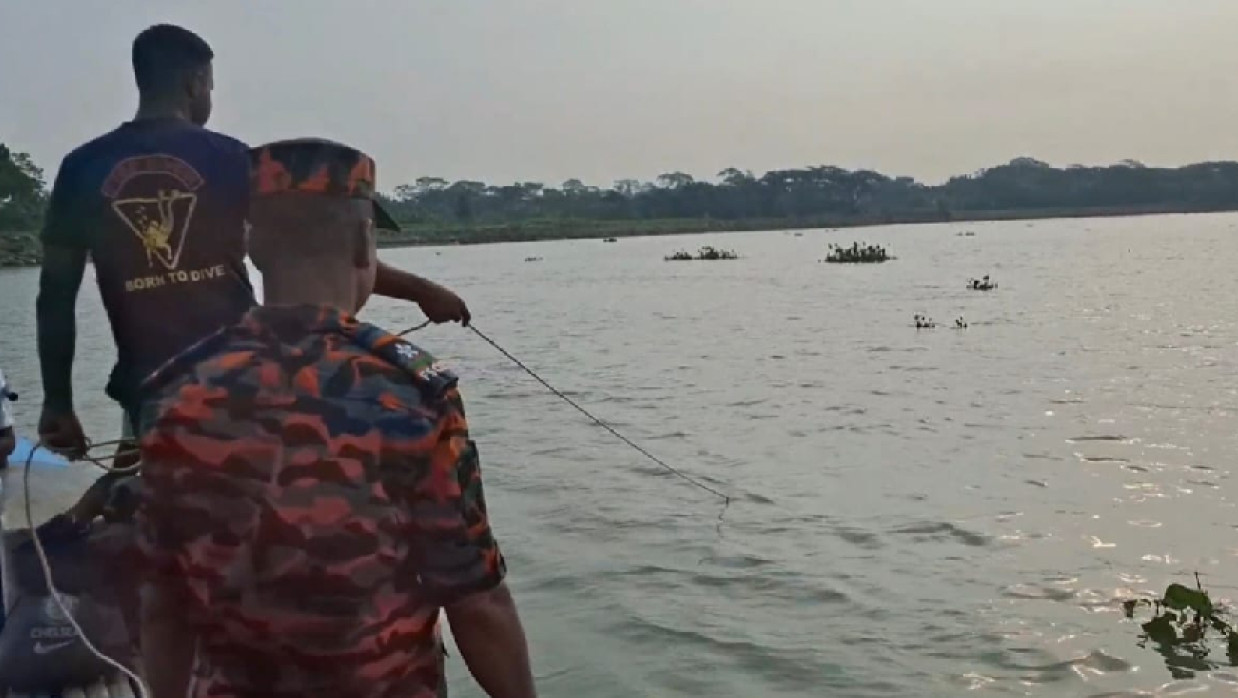 পিকনিকের ট্রলার ডুবে যুবক নিখোঁজ