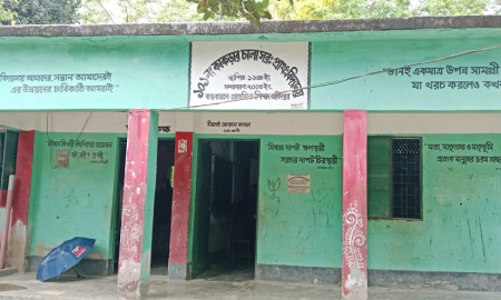 দুই শ্রেণিতে শিক্ষার্থী পাওয়া গেল পাঁচজন, এক কক্ষে পাঠদান 