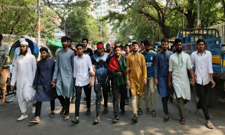 আওয়ামী লীগ নিষিদ্ধের দাবিতে শাহবাগে ঢাকা আলিয়ার শিক্ষার্থীরা 