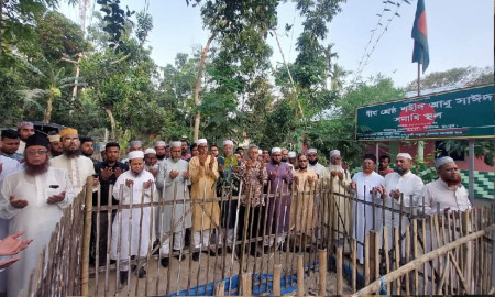 শহীদ আবু সাঈদের কবর জিয়ারত করলেন ইআবির ভিসি