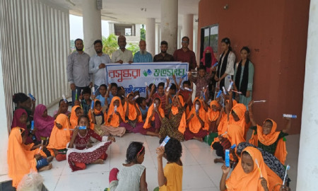 পথশিশুদের মাঝে বসুন্ধরা শুভসংঘের টুথব্রাশ ও পেস্ট বিতরণ 