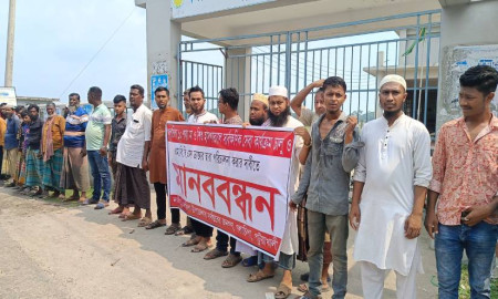 গলাচিপায় মা ও শিশু হাসপাতালে চিকিৎসাসেবা চালুর দাবিতে মানববন্ধন