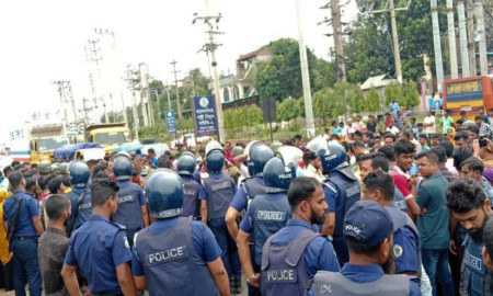 বকেয়া বেতনের দাবিতে ঢাকা-ময়মনসিংহ মহাসড়ক অবরোধ