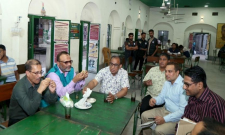 মধুর ক্যান্টিনে চা-সিঙ্গারা খেয়ে নিজেই মান যাচাই করলেন ঢাবি উপাচার্য