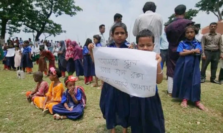 ভাঙছে নদীর পাড়, বিলীন হওয়ার শঙ্কায় দুই শিক্ষাপ্রতিষ্ঠান