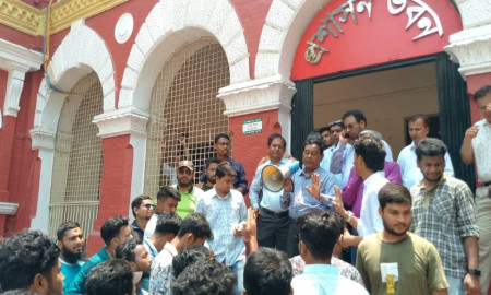 ছাত্রাবাসে অতিরিক্ত সিট ভাড়ায় শিক্ষার্থীদের তোপের মুখে রাজশাহী কলেজ অধ্যক্ষ