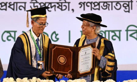 চবির ৫ম সমাবর্তনে ড. ইউনূসকে ডি-লিট ডিগ্রি প্রদান