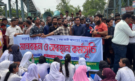 নিরাপদ সড়কের দাবিতে রংপুরে সড়ক অবরোধ