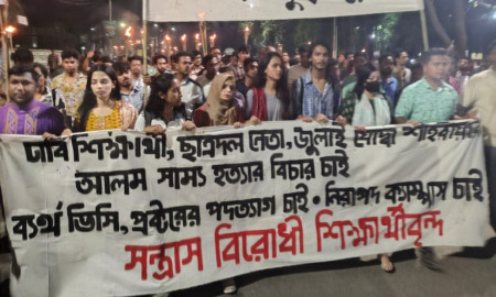 ঢাবি ভিসি-প্রক্টরের পদত্যাগের দাবিতে বাম ছাত্রসংগঠনের মশাল মিছিল