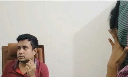 ছাত্রীকে নিয়ে নিজ কক্ষে রাবির আওয়ামীপন্থি শিক্ষক, আপত্তিকর অবস্থায় ধরা