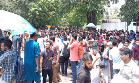 সরকারের বার্তার অপেক্ষায় জবি শিক্ষক-শিক্ষার্থীরা, তৃতীয় দিনের অবস্থান ধর্মঘট চলছে