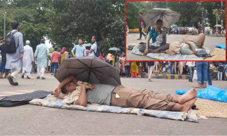 তিন দিন ধরে রাস্তায় ঘুমাচ্ছি, আমাদের কষ্ট কেউ দেখছে না: জবি শিক্ষার্থী