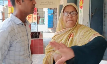 বিদ্যালয়ে অনিয়মের খোঁজ নিতে গেলে সাংবাদিকদের সঙ্গে শিক্ষিকার দুর্ব্যবহার
