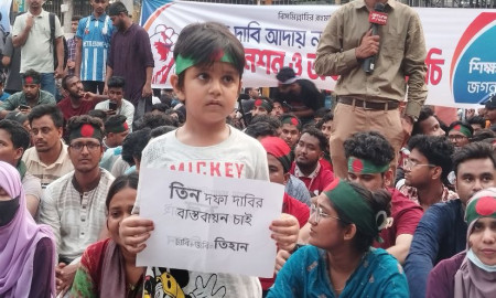 বাবা ঢাবিয়ান, মা জবিয়ান — তিহান এসেছে মামা-খালামনিদের জন্য হল আবাসনের দাবিতে