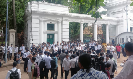 হাইকোর্ট এলাকায় পলিটেকনিক শিক্ষার্থীদের অবস্থান, বিক্ষোভ শুরু