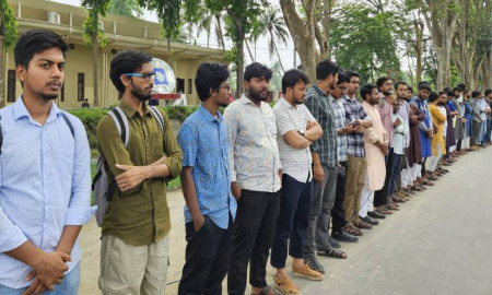 শতভাগ আবাসন ও রাকসুর পূর্ণাঙ্গ তফসিল ঘোষণার দাবিতে মানববন্ধন