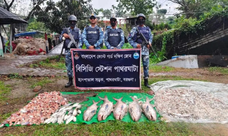 কোস্টগার্ডের অভিযানে অবৈধ জাল, ট্রলারসহ ১৩ জেলে আটক