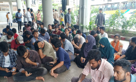 ডিজিটাল ইউনিভার্সিটির নাম পরিবর্তনের দাবিতে ইউজিসির সামনে শিক্ষার্থীদের অবস্থান
