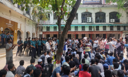 সাত দফা দাবিতে জেলা প্রশাসকের কার্যালয় ঘেরাও নজরুল কলেজের শিক্ষার্থীদের