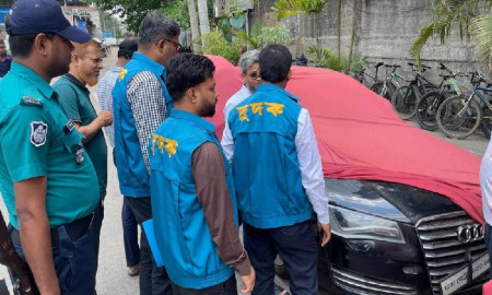 শুল্কমুক্ত সুবিধায় আনা দামি গাড়ি ফেলে রাখা হয় রাস্তায়
