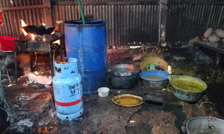 বাকৃবির হোটেলগুলোতে নিম্নমানের খাবার, স্বাস্থ্যঝুঁকিতে শিক্ষার্থীরা