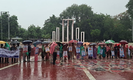  বৃষ্টিতে ভিজে আন্তঃক্যাডারদের মানববন্ধন, নতুন কর্মসূচি ঘোষণা