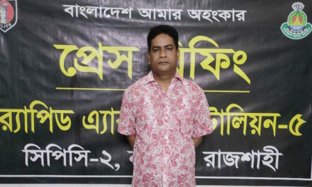 ধর্ষণ মামলা থেকে জামিনে বেরিয়ে ‘জোরপূর্বক’ সেই ছাত্রীকে ঘরে তুললেন শিক্ষক