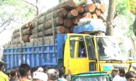 নিয়ন্ত্রণ হারিয়ে বাজারে ঢুকে গেল ট্রাক, নিহত ২