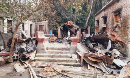 জমির বিরোধে প্রবাসী দুই ভাইয়ের বসতঘরে দুর্বৃত্তদের আগুন