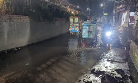 বেহাল সড়কে জমে ময়লা-পানি, ডুয়েট শিক্ষার্থীসহ পথচারীর ভোগান্তি