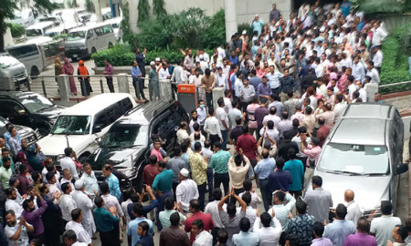 সচিবালয়ে কর্মকর্তা-কর্মচারীদের বিক্ষোভ
