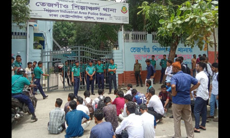 শিক্ষার্থীকে পেটানো ছাত্রদল নেতাকর্মীদের গ্রেপ্তারের দাবিতে থানায় শিক্ষার্থীরা