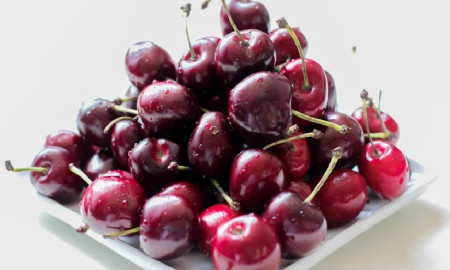 চেরি যখন শুধু ফল নয়, রূপ-স্বাস্থ্যের এক ম্যাজিক