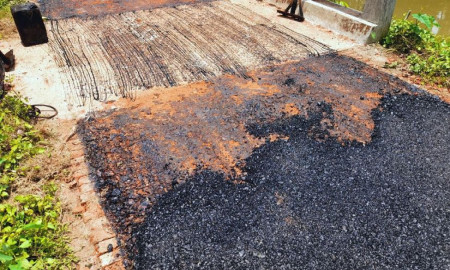 ঝালকাঠিতে সড়ক সংস্কারে নিম্নমানের সামগ্রী ব্যবহার, ক্ষোভ এলাকাবাসীর