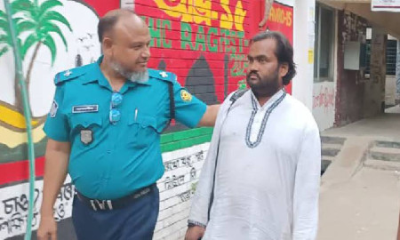 জবিতে ফের জুতাচোর ধরা, শিক্ষার্থীদের গণপিটুনি