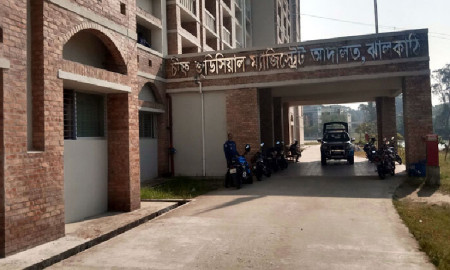 স্ত্রী হিসেবে স্বীকৃতি দিতে অস্বীকার, আদালতে শরীরে আগুন দিয়ে গৃহবধূর আত্মহত্যাচেষ্টা     