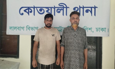 সাড়ে ১৩ লাখ টাকার বিদেশি শাড়িসহ গ্রেপ্তার ২