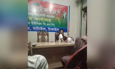 বিএনপির অফিস টেবিলে পা তুলে ধূমপান আ. লীগ কর্মীর