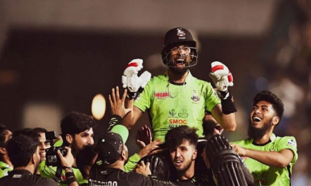 বার্মিংহামে ডিনার, লাহোরে শিরোপা—অবিশ্বাস্য সিকান্দার রাজা