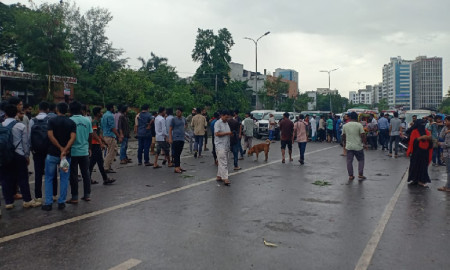 চক্ষু বিজ্ঞান ইনস্টিটিউটের সামনে রাস্তা অবরোধ করেছেন জুলাই আন্দোলনে আহতরা