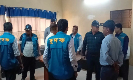 অব্যবস্থাপনার অভিযোগে রংপুর রেলওয়ে স্টেশনে দুদকের অভিযান