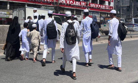 ব্যস্ত সড়ক দিয়ে ঝুঁকি নিয়ে পারাপার প্রতিদিন হাজারো শিক্ষার্থীর