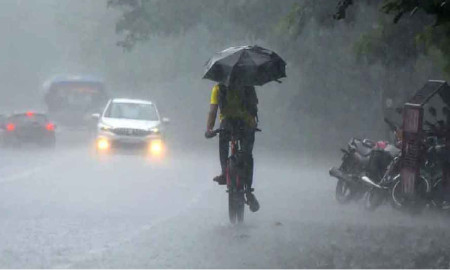 দুপুর থেকে ১৭ জেলায় ভারী বর্ষণের আশঙ্কা
