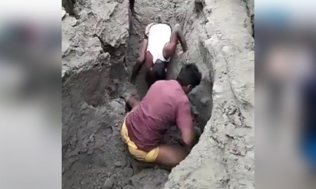 বেড়িবাঁধের বালুর নিচে চাপা পড়ে স্কুলছাত্রের মর্মান্তিক মৃত্যু