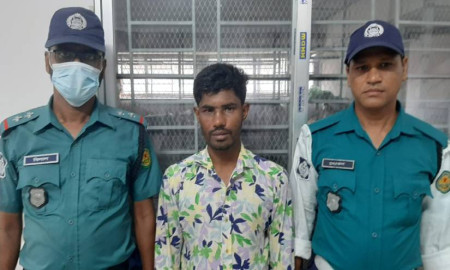 রাজধানীতে ট্রাফিক সার্জেন্টের তৎপরতায় ছিনতাইকারী আটক, স্বর্ণের চেইন উদ্ধার