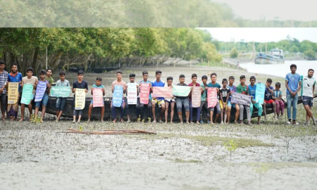 পরিবেশ সুরক্ষায় বিশেষ বরাদ্দের দাবিতে সাতক্ষীরার উপকূলে সমাবেশ