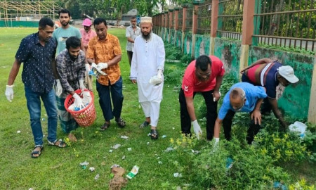 গোপালগঞ্জে সমাবেশের পর মাঠ পরিষ্কার করলেন বিএনপির নেতাকর্মীরা