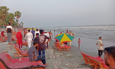 ঈদের আনন্দে প্রাণবন্ত হয়ে উঠেছে কুয়াকাটা সমুদ্র সৈকত