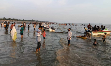 ঈদের ছুটিতে পারকি সৈকতে পর্যটকের ঢল, নিরাপত্তা শঙ্কায় পর্যটকরা 