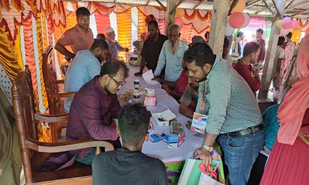 সেবার আলো ফাউন্ডেশনের ফ্রি মেডিকেল ক্যাম্পে চিকিৎসা হাজারো মানুষের